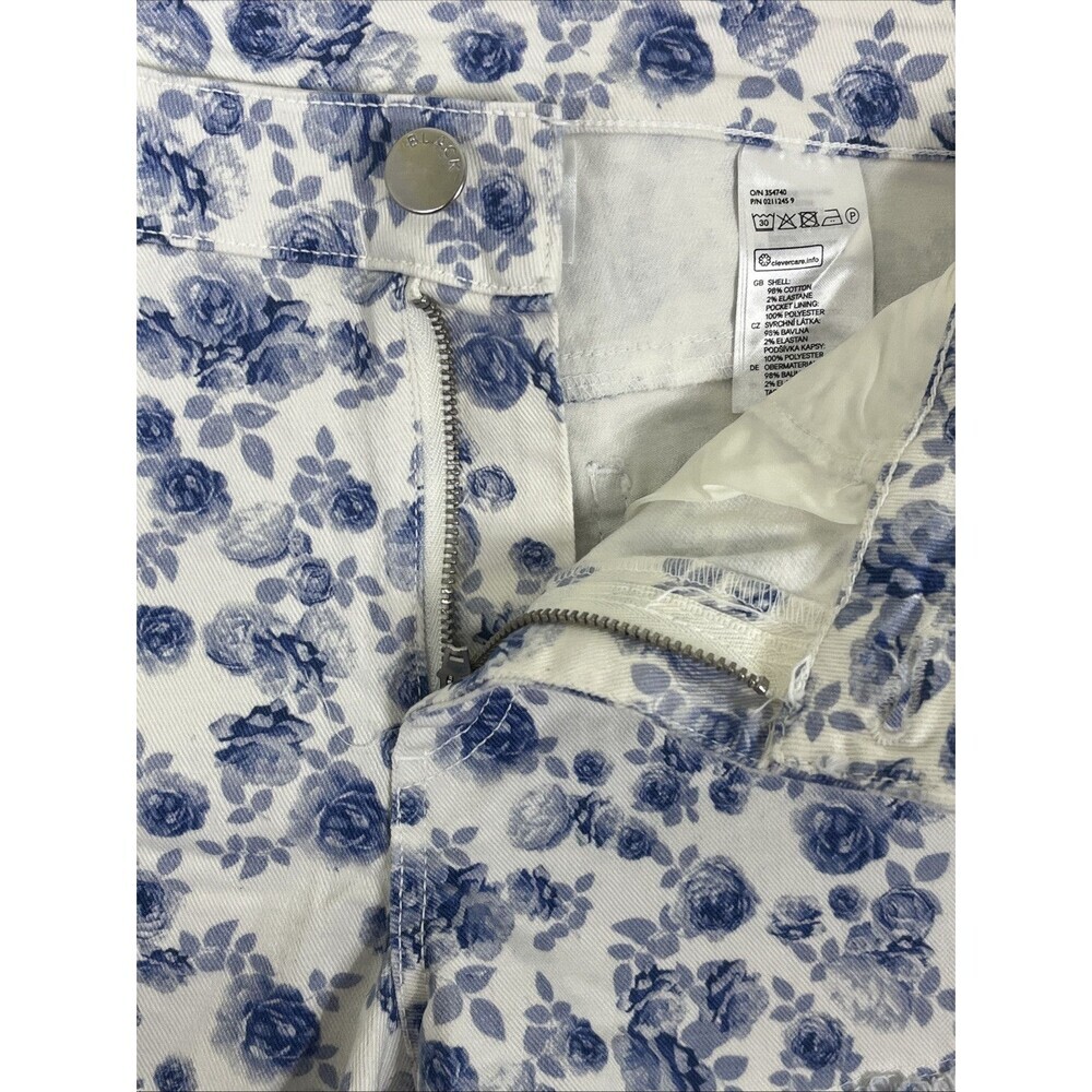 Divided H & M Floral Cut-Off Shorts White with Blue Roses Flowers Size 10 - Picture 4 of 7